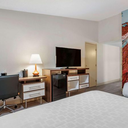 Clarion Pointe Fresno Near Yosemite Hotel Eksteriør billede