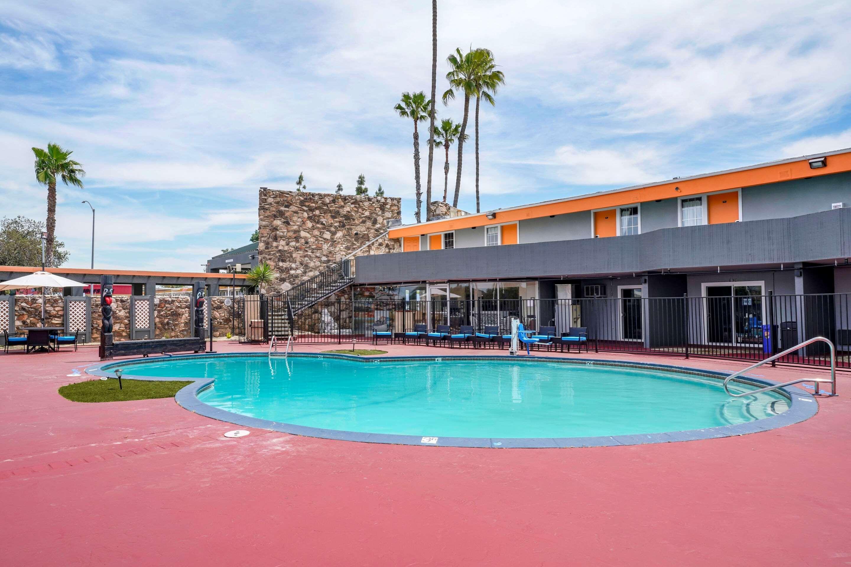 Clarion Pointe Fresno Near Yosemite Hotel Eksteriør billede