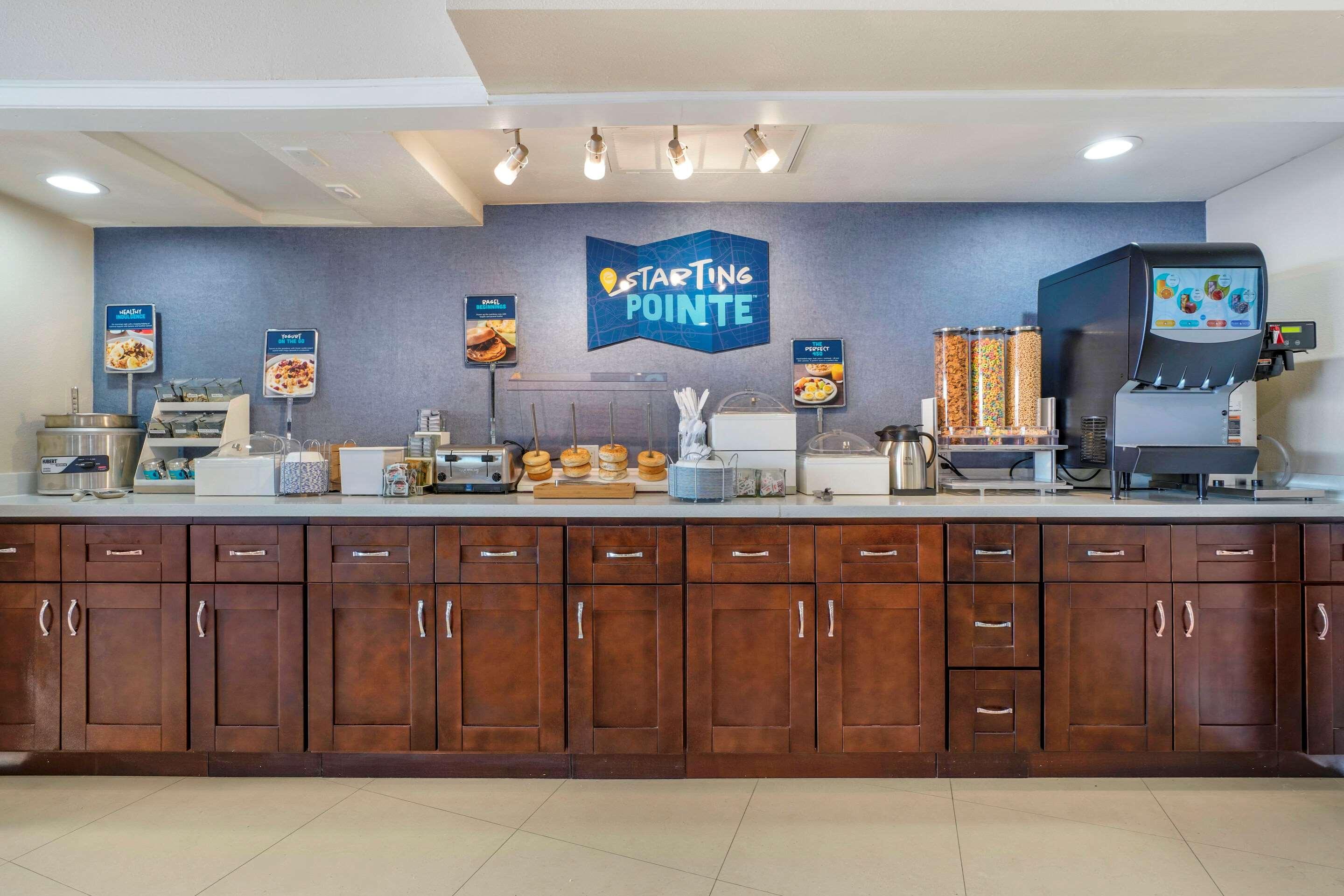 Clarion Pointe Fresno Near Yosemite Hotel Eksteriør billede