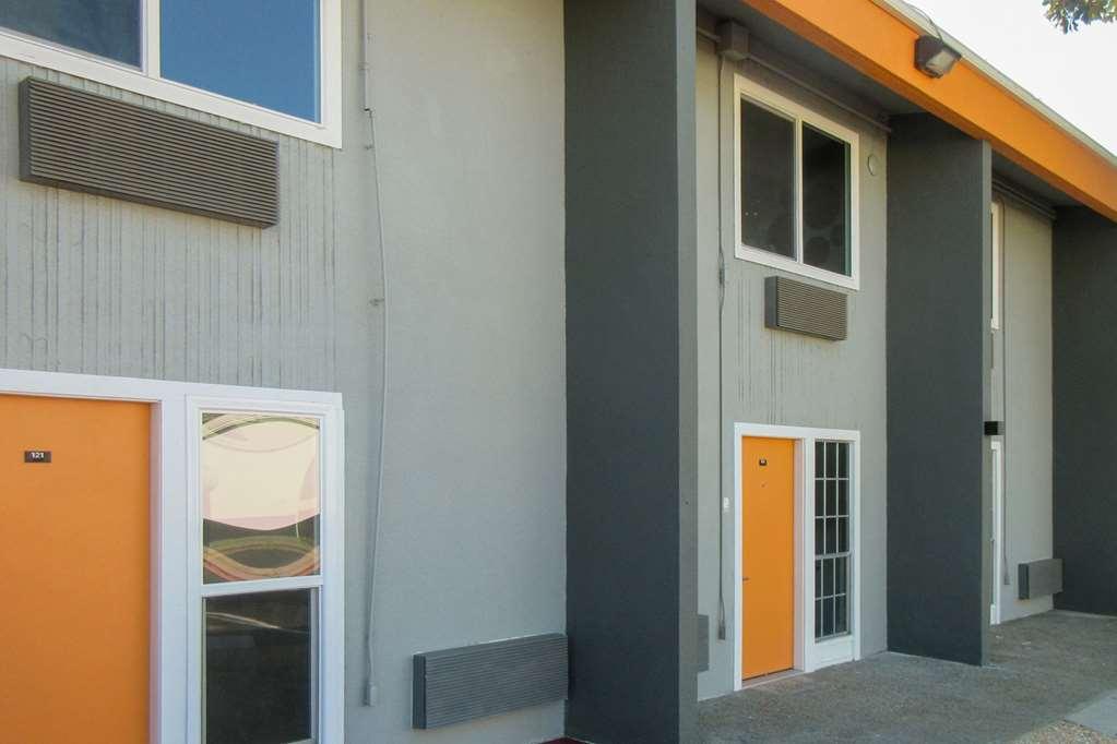 Clarion Pointe Fresno Near Yosemite Hotel Eksteriør billede